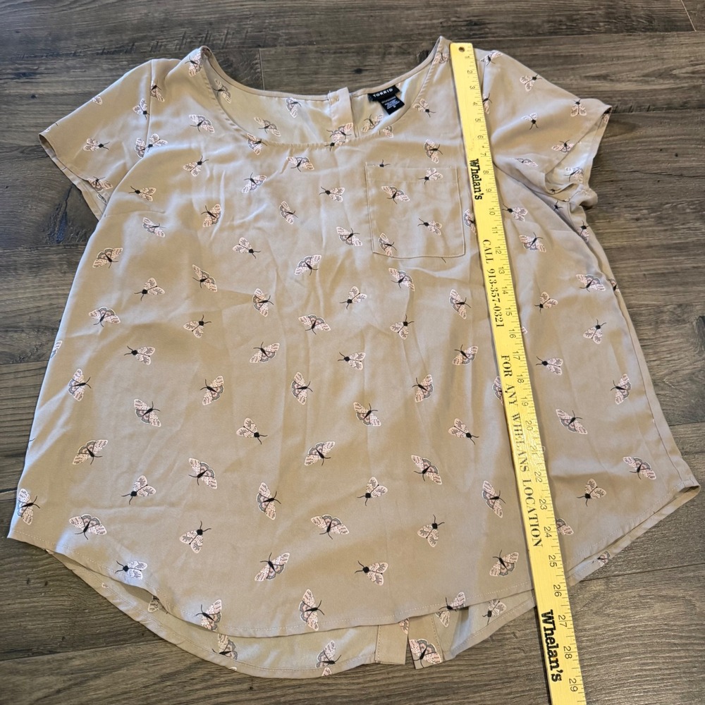 Torrid Tan Butterfly Print Button Back Short Sleeve Blouse Top Size 0 Large - Picture 5 of 9